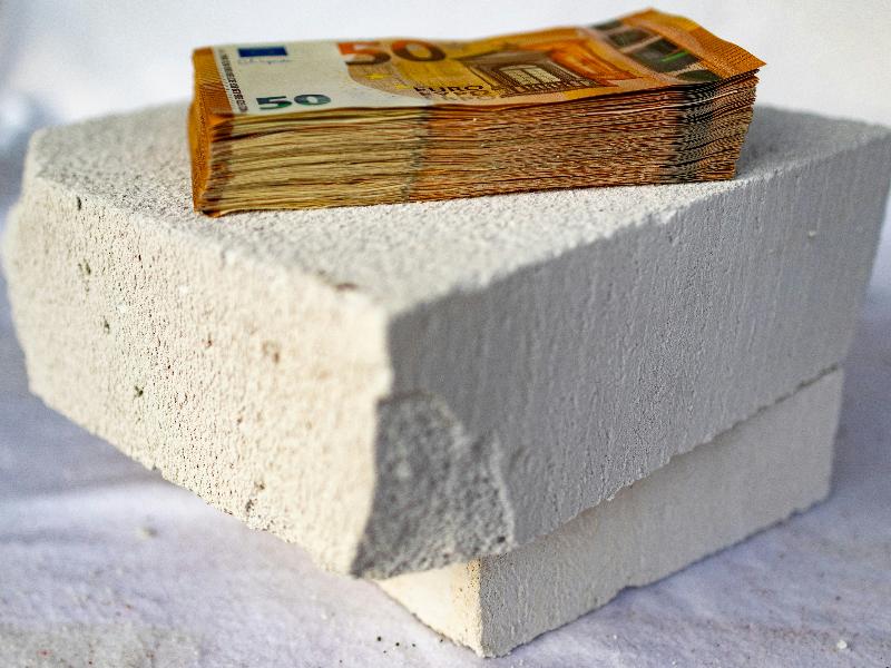 不動產業務仲介侵吞不動產買家的斡旋金，仲介公司是否應負責？